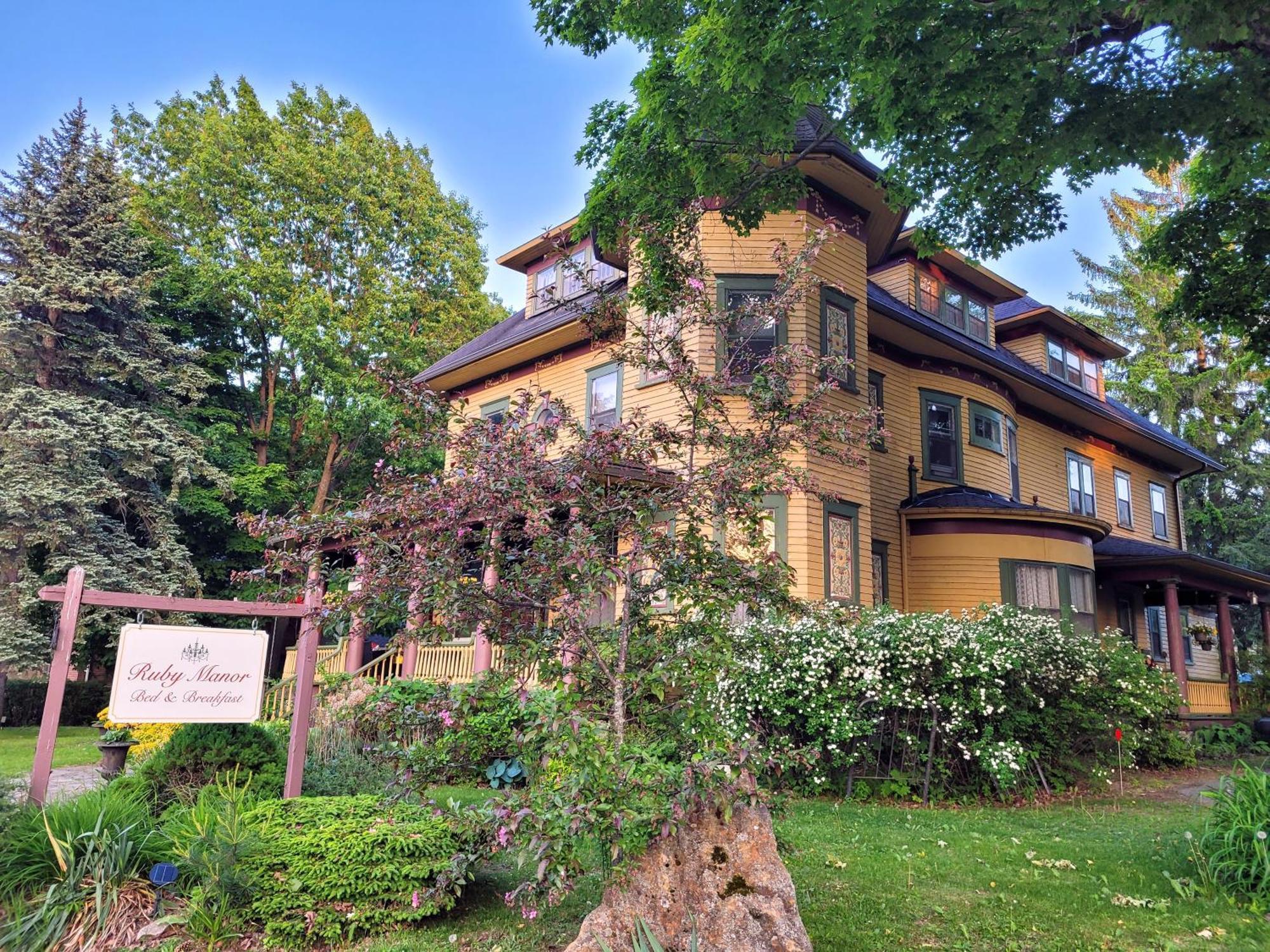 Ruby Manor Bed & Breakfast Gananoque Exterior foto